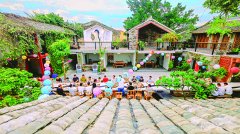 里的活动配备店、补给坐一家挨着一家